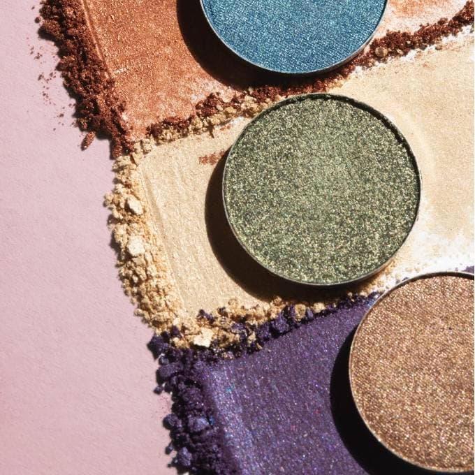 Fards à paupières et pigments écrasés, tons vifs