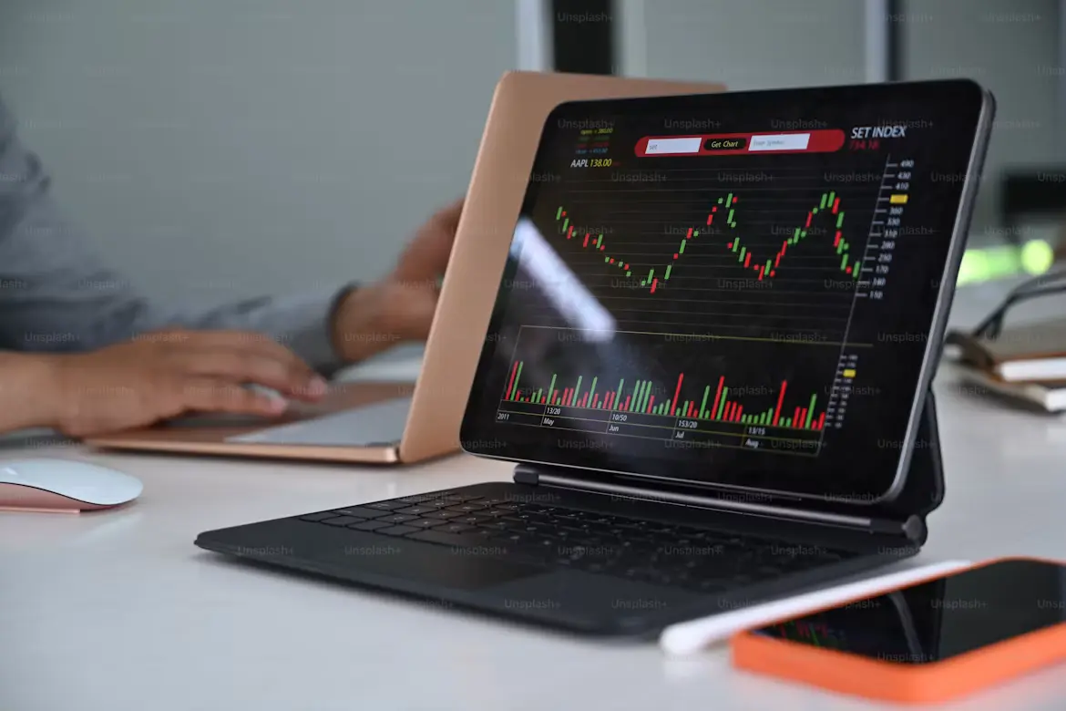 Conseiller en gestion de patrimoine analysant des données financières