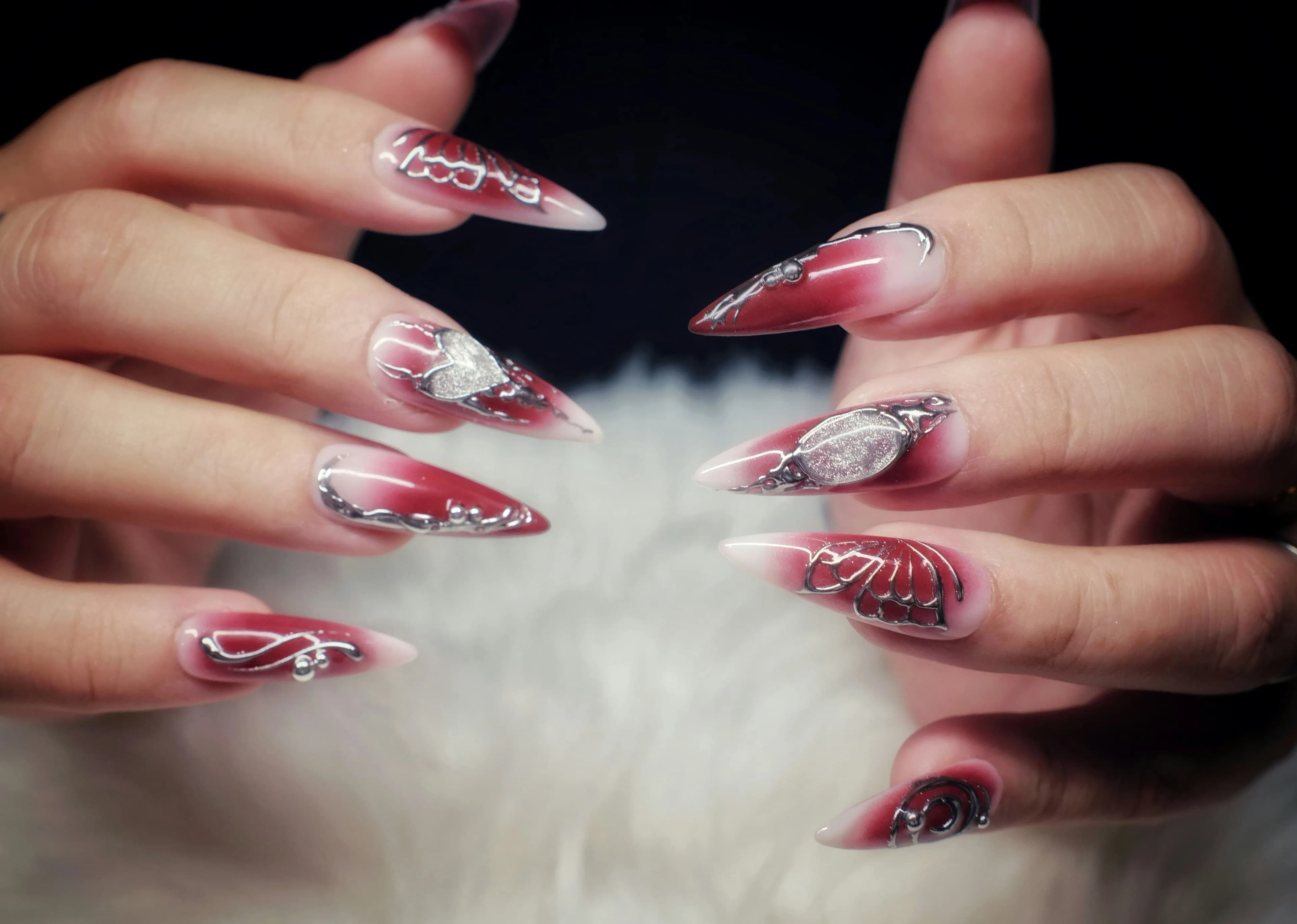 Réalisation pose d'ongles 1