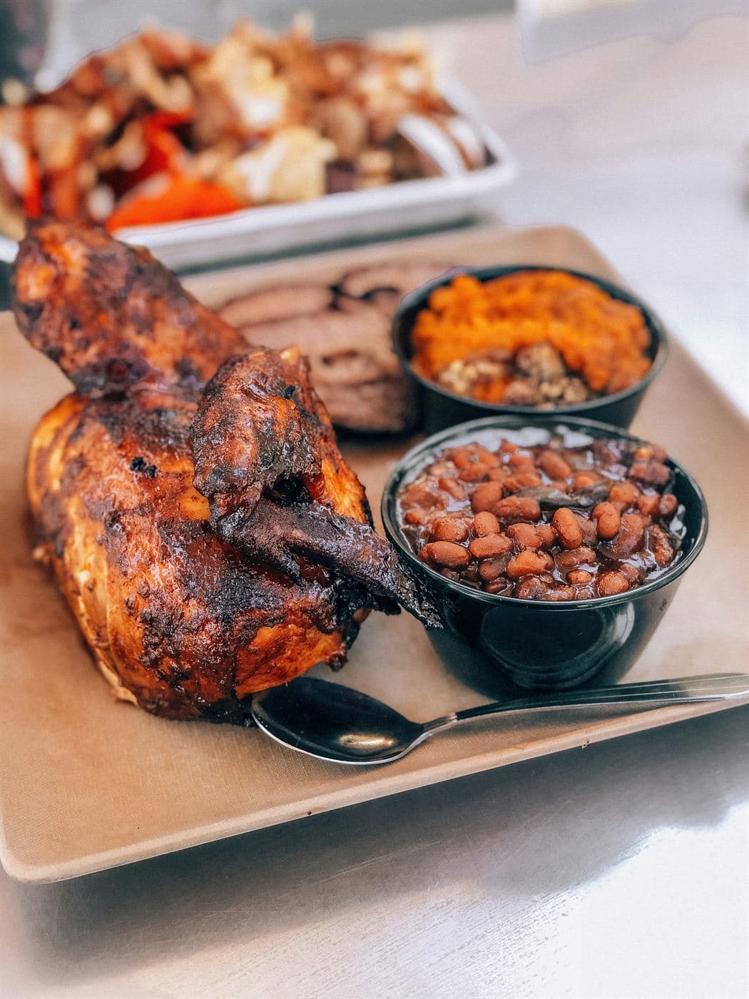 Poulet mijoté en sauce, spécialité de la maison