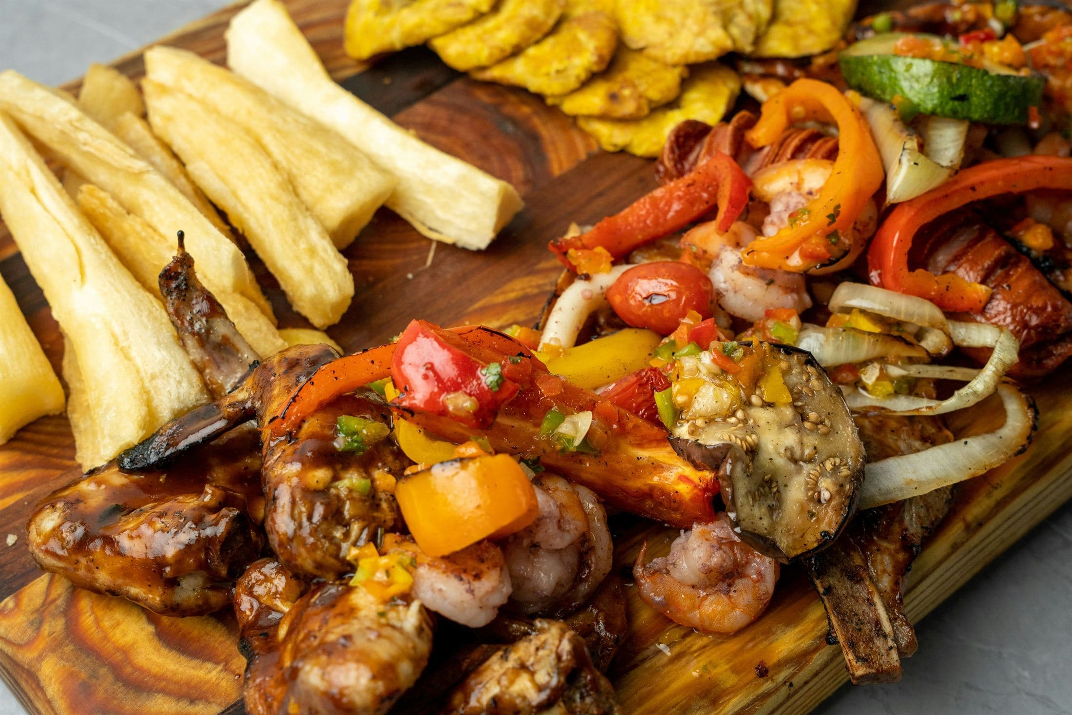 Assiettes de poulet grillé et bananes plantain